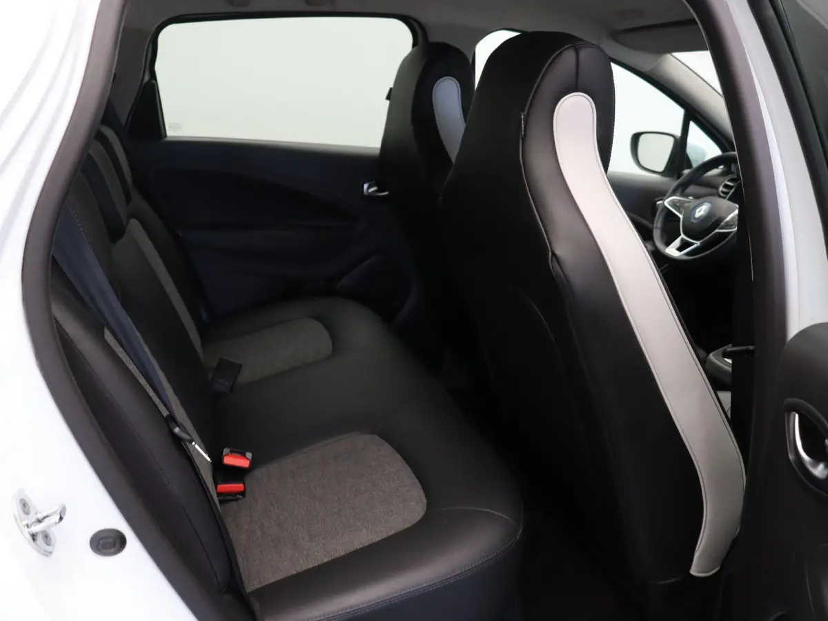 R135 Intens 52 kWh | Achteruitrijcamera | Navigatie | Cruise control | LED verlichting | Dodehoek detectie | Parkeersensoren |