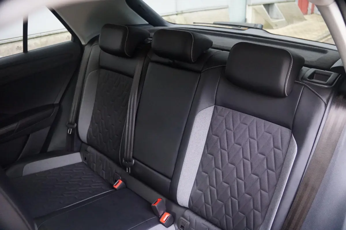 1.0 TSI 115pk Life Edition | Side Assist | Navigatie | Travel Assist