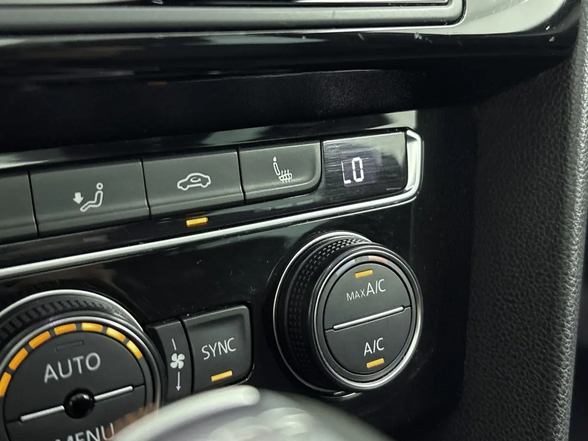 1.4 TSI Highline Business R 125 PK | Automaat | Apple Carplay | R-Line | Trekhaak | Lederen Bekleding | Achteruitrijcamera | Panoramadak | Parkeersensoren | Navigatie | Bluetooth | Ergo-Acti
