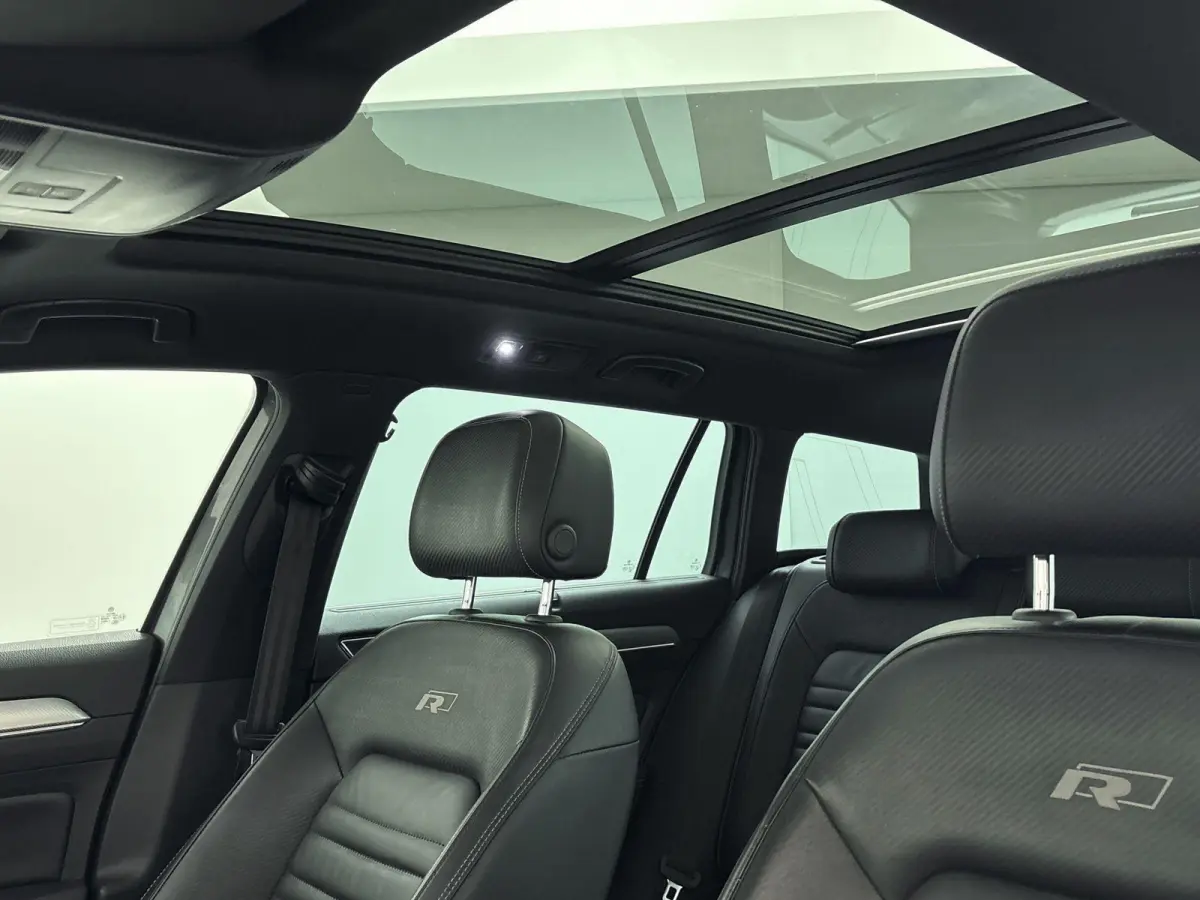 1.4 TSI Highline Business R 125 PK | Automaat | Apple Carplay | R-Line | Trekhaak | Lederen Bekleding | Achteruitrijcamera | Panoramadak | Parkeersensoren | Navigatie | Bluetooth | Ergo-Acti