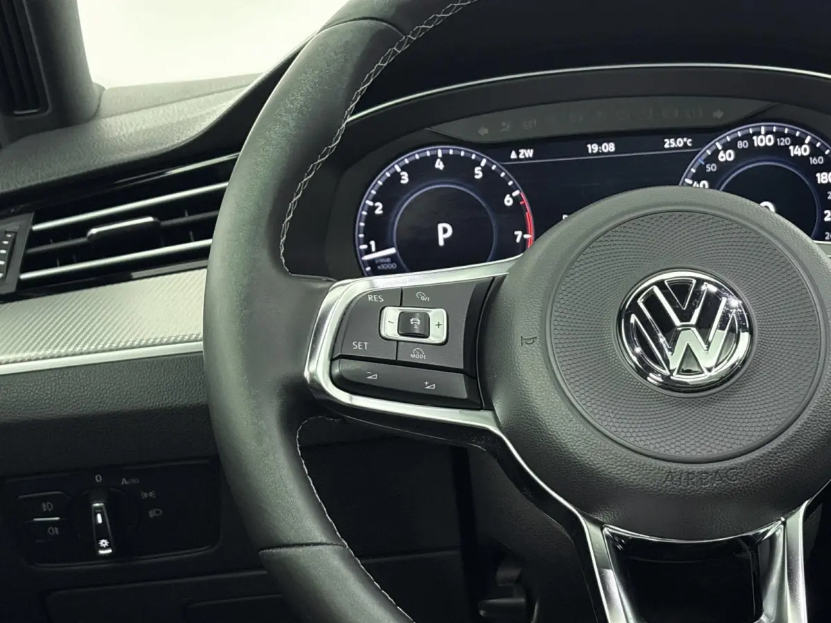 1.4 TSI Highline Business R 125 PK | Automaat | Apple Carplay | R-Line | Trekhaak | Lederen Bekleding | Achteruitrijcamera | Panoramadak | Parkeersensoren | Navigatie | Bluetooth | Ergo-Acti