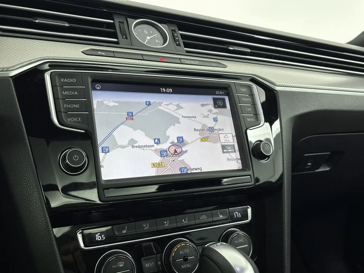1.4 TSI Highline Business R 125 PK | Automaat | Apple Carplay | R-Line | Trekhaak | Lederen Bekleding | Achteruitrijcamera | Panoramadak | Parkeersensoren | Navigatie | Bluetooth | Ergo-Acti