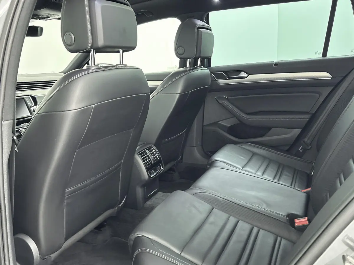 1.4 TSI Highline Business R 125 PK | Automaat | Apple Carplay | R-Line | Trekhaak | Lederen Bekleding | Achteruitrijcamera | Panoramadak | Parkeersensoren | Navigatie | Bluetooth | Ergo-Acti