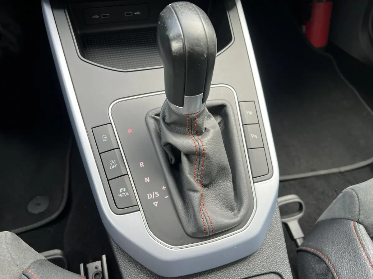 1.0 TSI FR Business Connect Stoelverwarming Carplay Camera