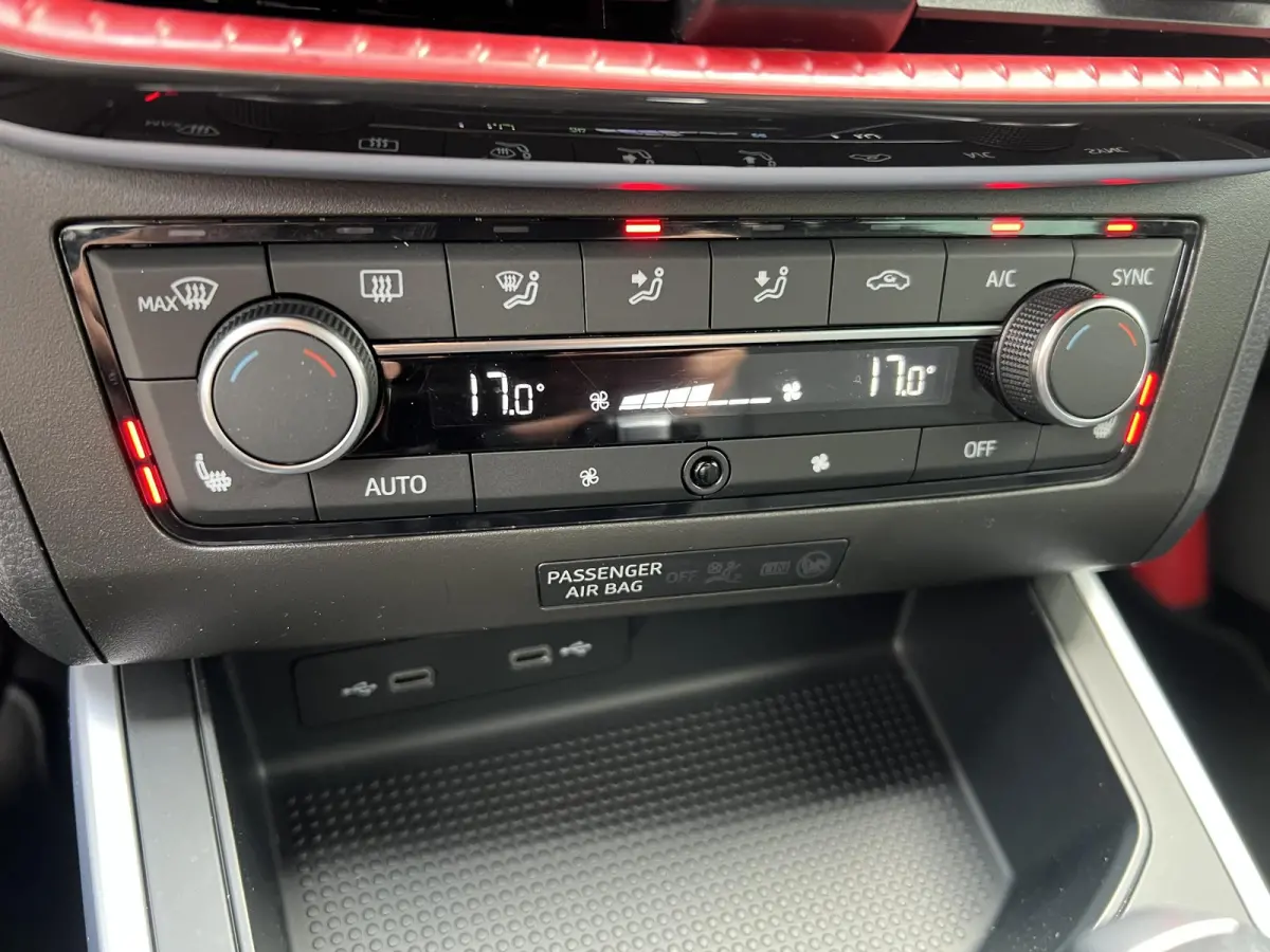1.0 TSI FR Business Connect Stoelverwarming Carplay Camera