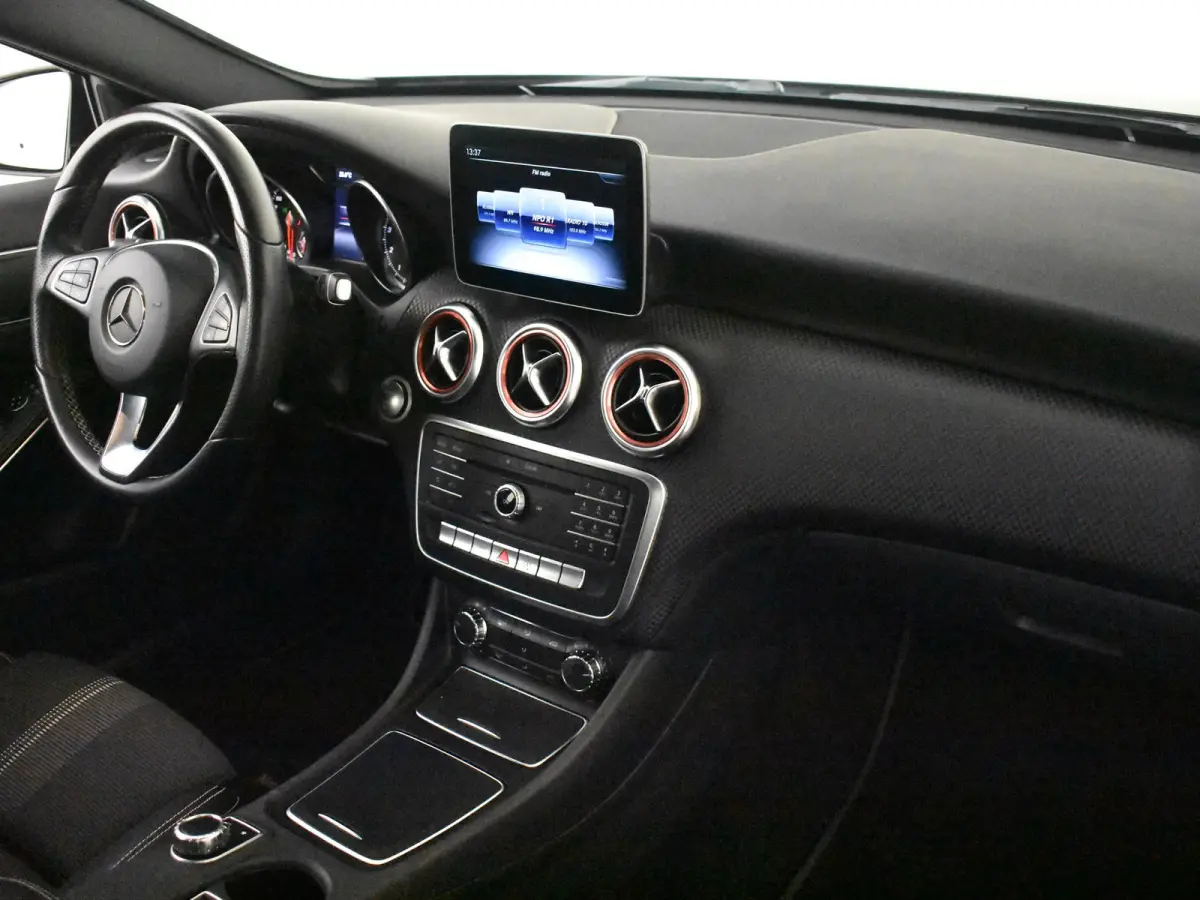 180 Business Solution AMG | Cruise control | Climate control | Sport stoelen | Apple carplay Android auto | Elecktr ramen | LED | 17"LMV