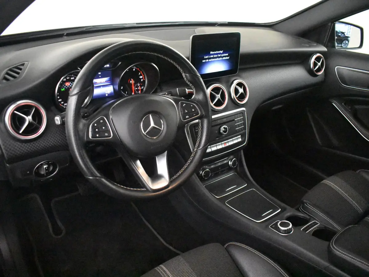 180 Business Solution AMG | Cruise control | Climate control | Sport stoelen | Apple carplay Android auto | Elecktr ramen | LED | 17"LMV