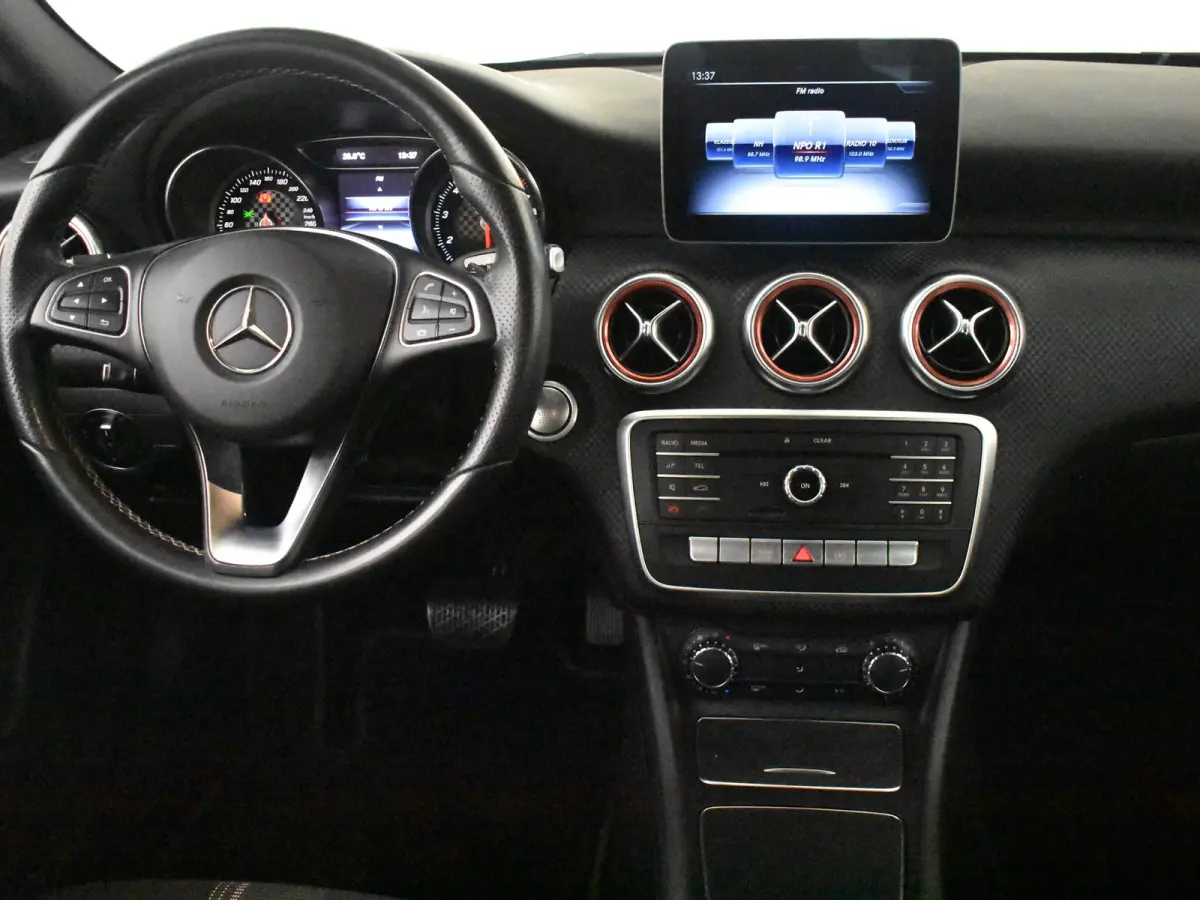 180 Business Solution AMG | Cruise control | Climate control | Sport stoelen | Apple carplay Android auto | Elecktr ramen | LED | 17"LMV