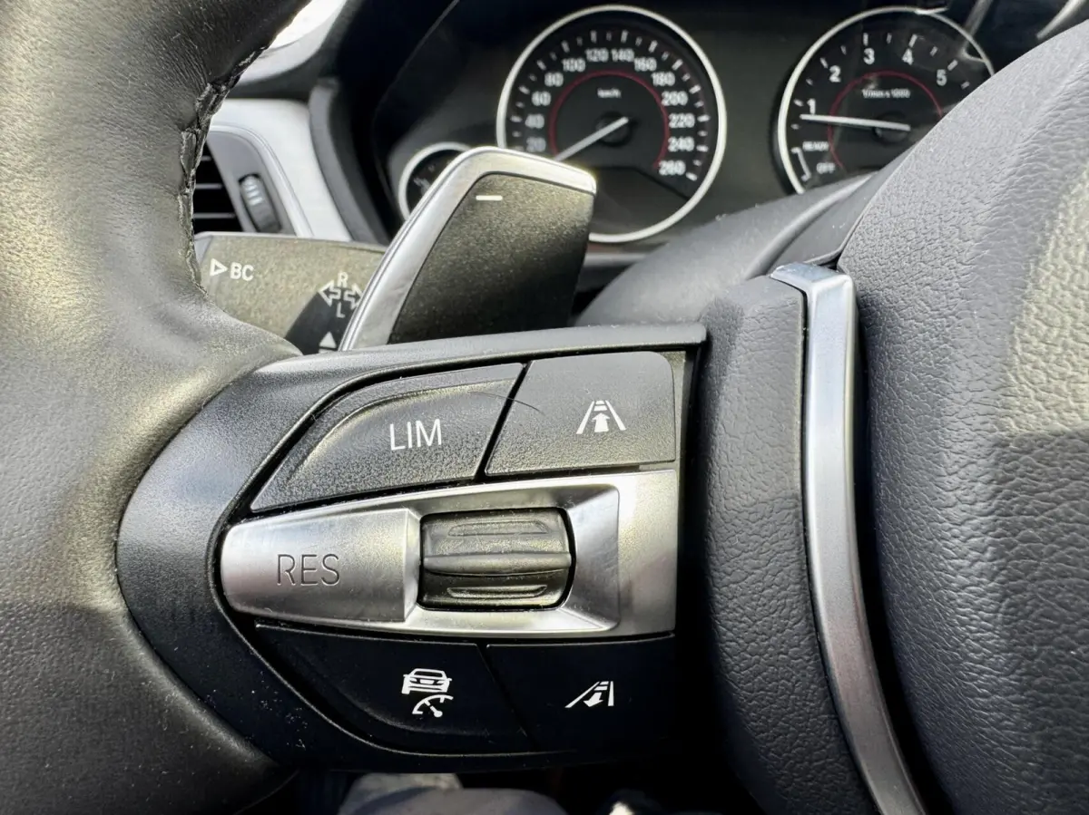 330i xDrive Edition Sport |HUD|Pano|Leer
