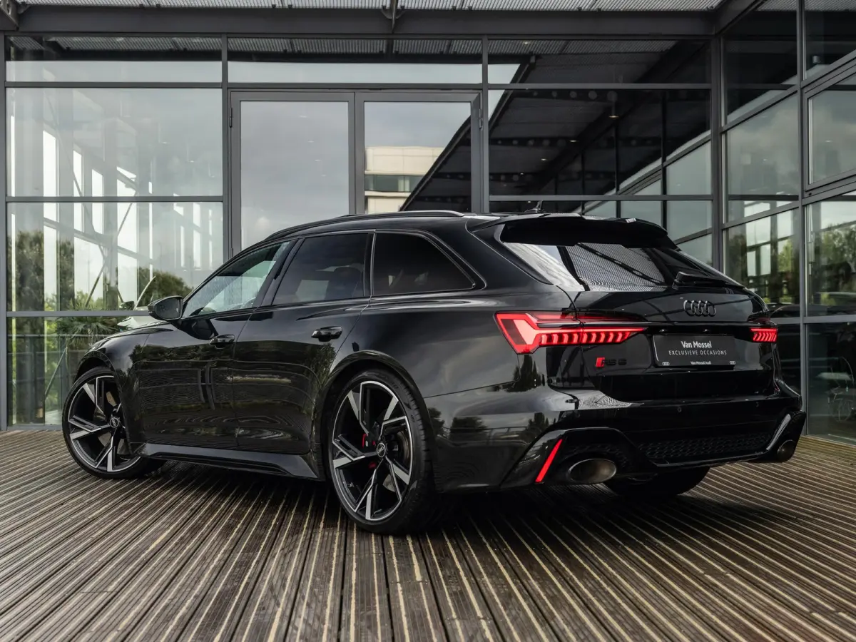 4.0 TFSI quattro | DYNAMIC | HEAD-UP DISPLAY | STOELVENTILATIE | PANORAMA/SCHUIF-KANTELDAK | SPORTUITLAATSYSTEEM | ACHTERUITRIJCAMERA | VIERWIELBESTURING | BTW AUTO |