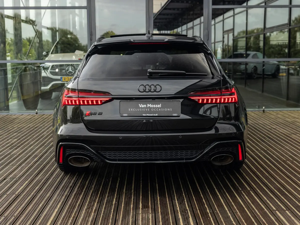 4.0 TFSI quattro | DYNAMIC | HEAD-UP DISPLAY | STOELVENTILATIE | PANORAMA/SCHUIF-KANTELDAK | SPORTUITLAATSYSTEEM | ACHTERUITRIJCAMERA | VIERWIELBESTURING | BTW AUTO |