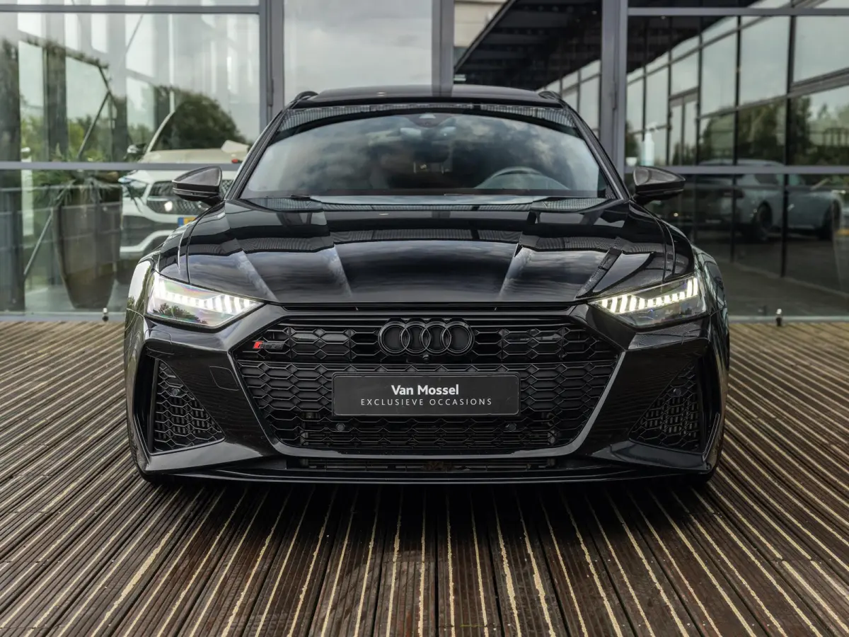4.0 TFSI quattro | DYNAMIC | HEAD-UP DISPLAY | STOELVENTILATIE | PANORAMA/SCHUIF-KANTELDAK | SPORTUITLAATSYSTEEM | ACHTERUITRIJCAMERA | VIERWIELBESTURING | BTW AUTO |