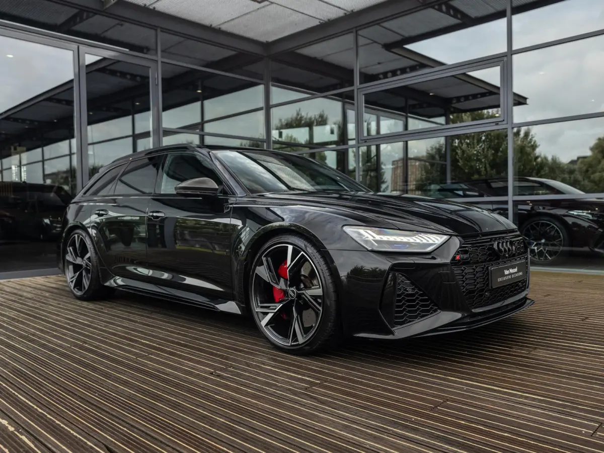 4.0 TFSI quattro | DYNAMIC | HEAD-UP DISPLAY | STOELVENTILATIE | PANORAMA/SCHUIF-KANTELDAK | SPORTUITLAATSYSTEEM | ACHTERUITRIJCAMERA | VIERWIELBESTURING | BTW AUTO |