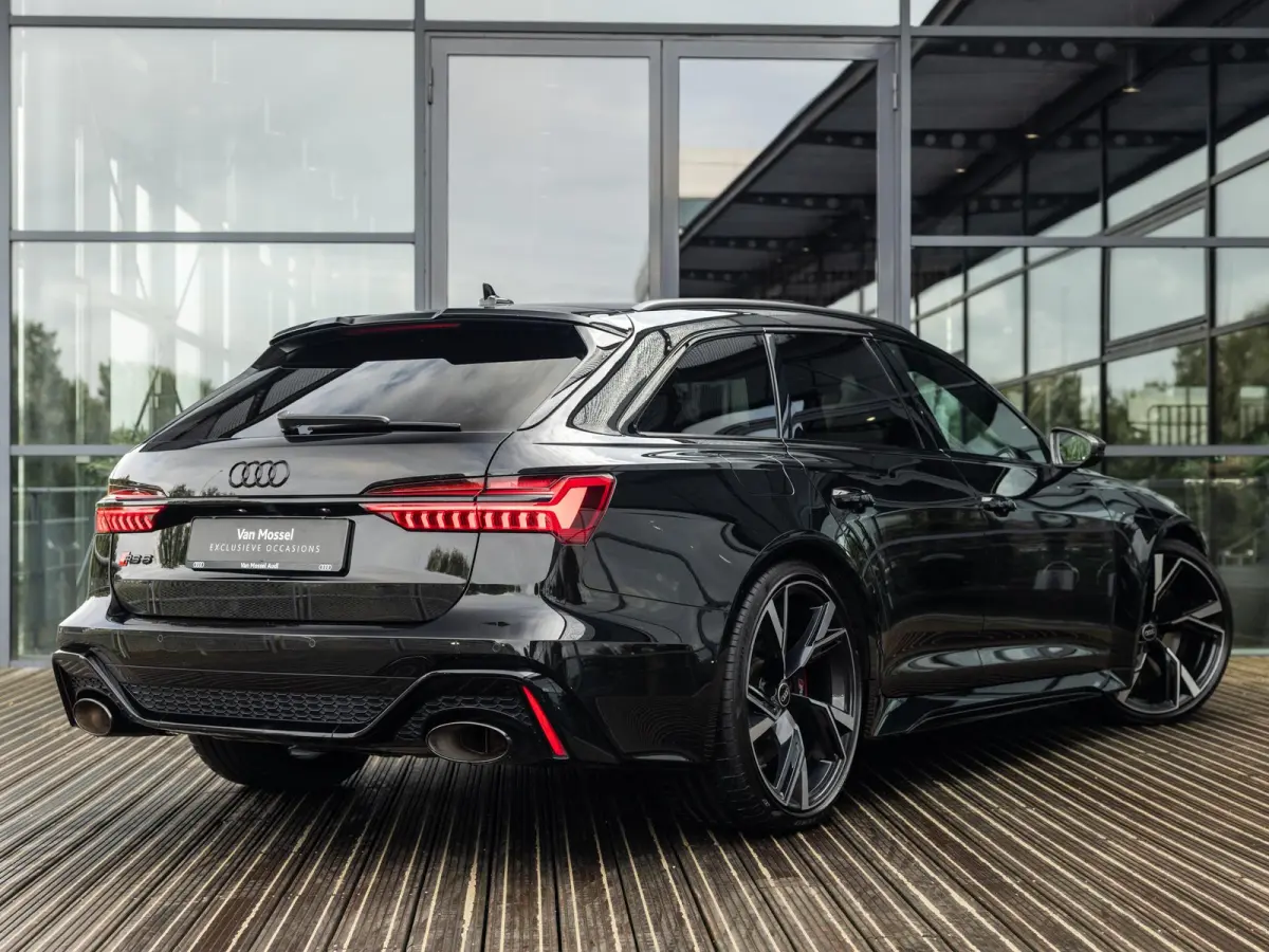 4.0 TFSI quattro | DYNAMIC | HEAD-UP DISPLAY | STOELVENTILATIE | PANORAMA/SCHUIF-KANTELDAK | SPORTUITLAATSYSTEEM | ACHTERUITRIJCAMERA | VIERWIELBESTURING | BTW AUTO |