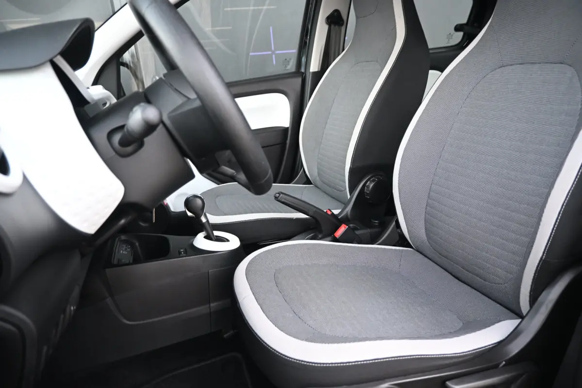 Z.E. R80 E-Tech Equilibre 22 kWh | Navi by app | Cruise control | DAB | Parkeersensoren achter | elektr. Ramen voor | Airco |