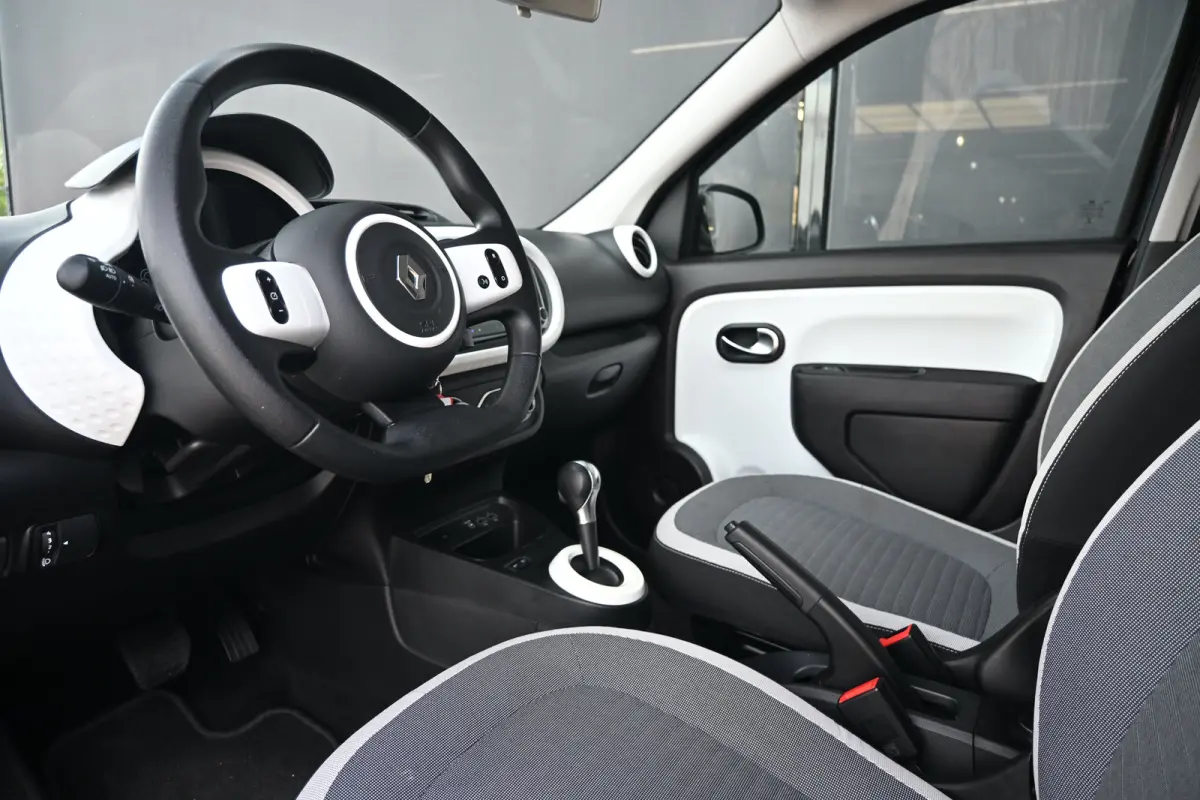 Z.E. R80 E-Tech Equilibre 22 kWh | Navi by app | Cruise control | DAB | Parkeersensoren achter | elektr. Ramen voor | Airco |