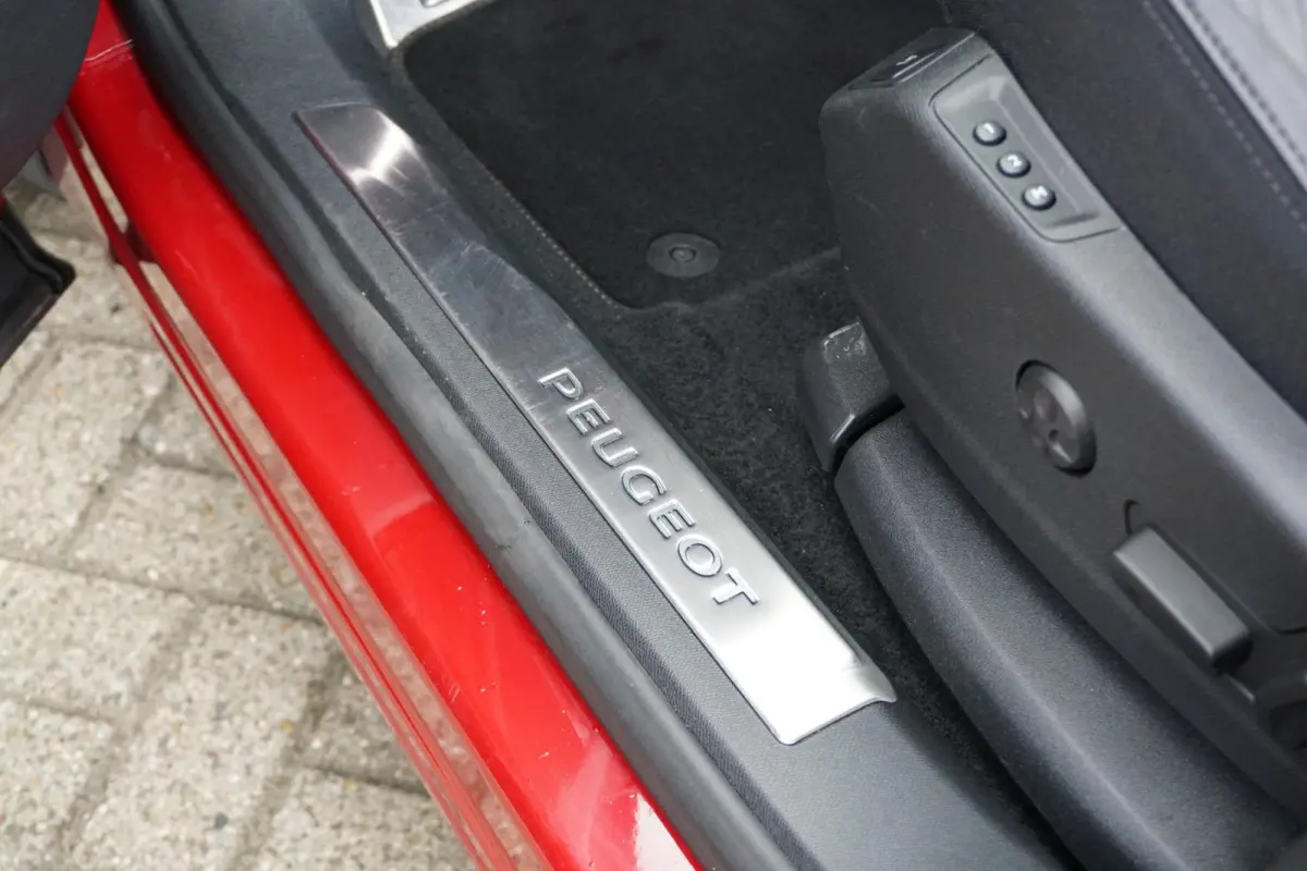 1.6 PureTech GT Line 181PK AUT. + PANORAMA / LEDER / DODEHOEK / CAMERA /