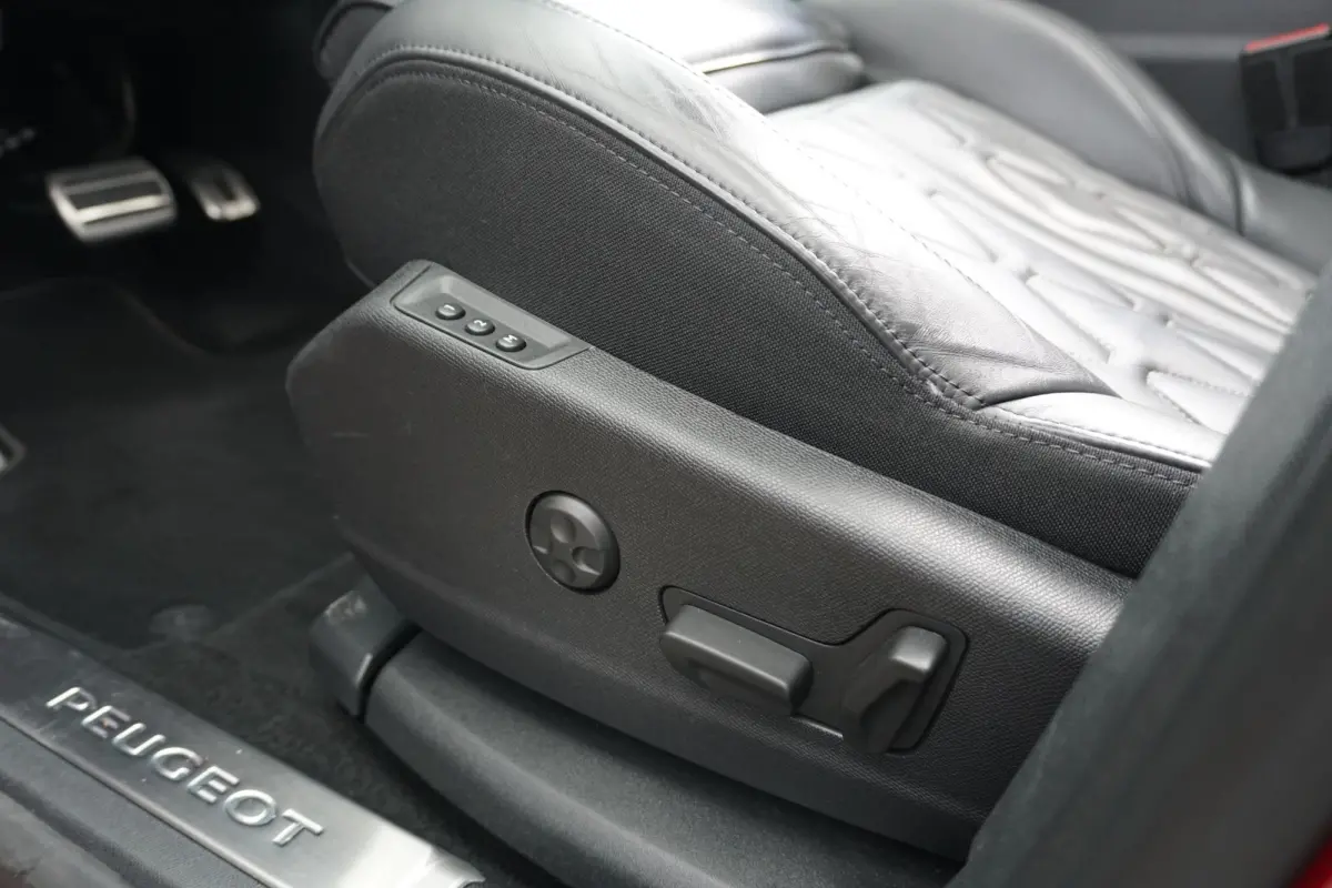 1.6 PureTech GT Line 181PK AUT. + PANORAMA / LEDER / DODEHOEK / CAMERA /