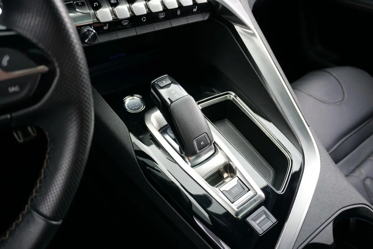 1.6 PureTech GT Line 181PK AUT. + PANORAMA / LEDER / DODEHOEK / CAMERA /