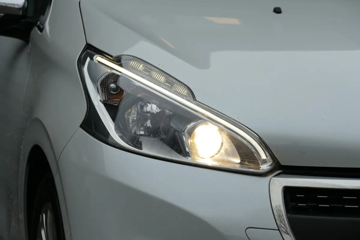 1.2 PURETECH 82PK 5-DRS ALLURE / NAVI / CLIMA / LED / PDC / 16"LMV / BLUETOOTH / CRUISECONTROL / SCHITTERENDE STAAT !!
