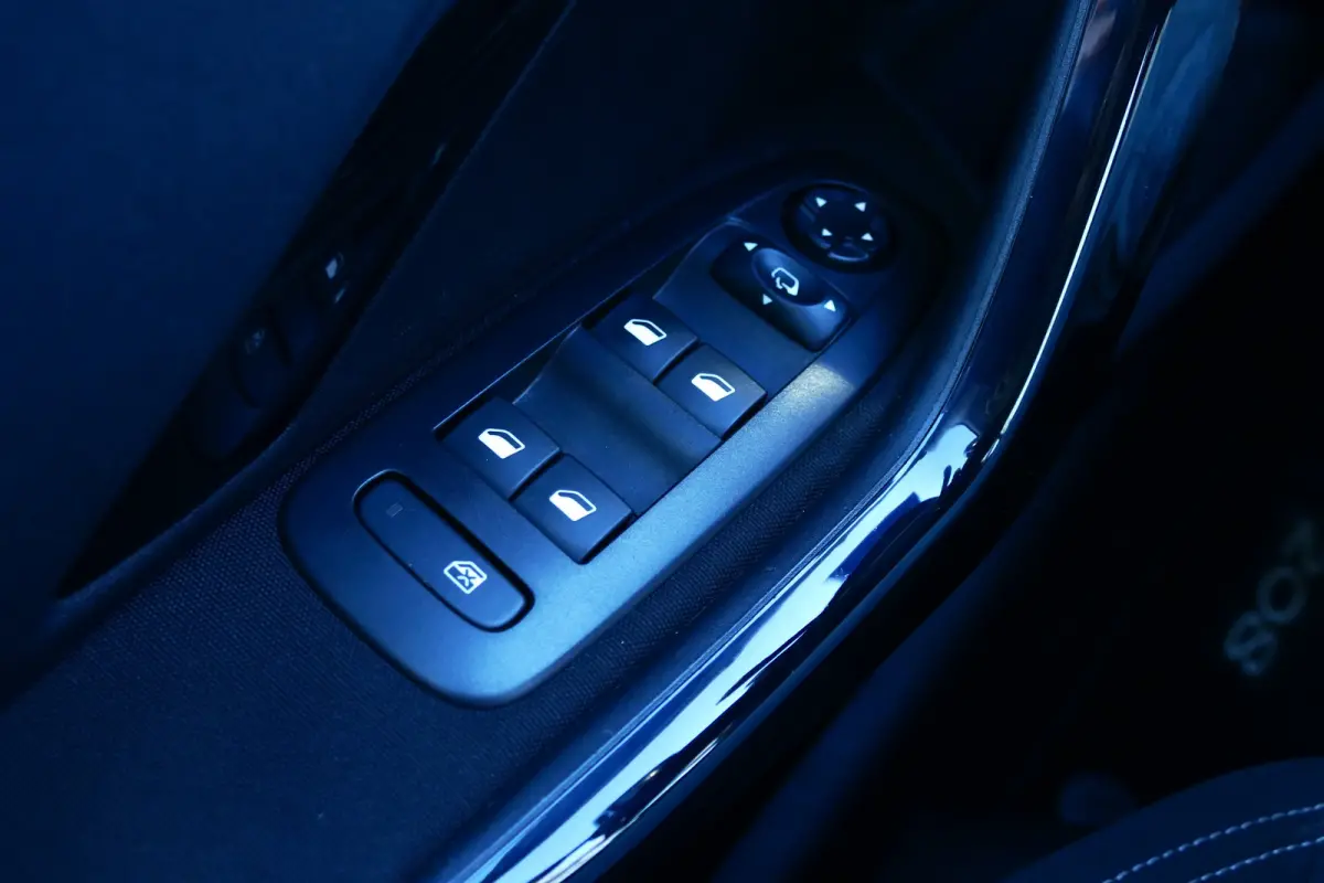 1.2 PURETECH 82PK 5-DRS ALLURE / NAVI / CLIMA / LED / PDC / 16"LMV / BLUETOOTH / CRUISECONTROL / SCHITTERENDE STAAT !!
