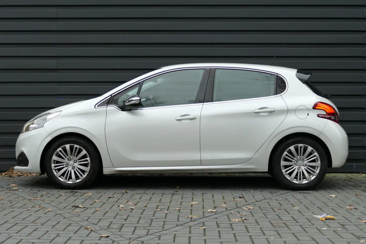 1.2 PURETECH 82PK 5-DRS ALLURE / NAVI / CLIMA / LED / PDC / 16"LMV / BLUETOOTH / CRUISECONTROL / SCHITTERENDE STAAT !!