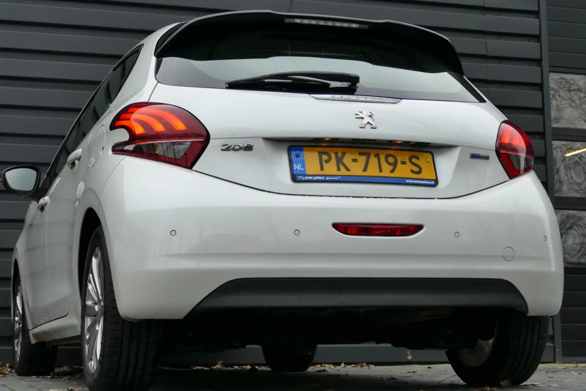 1.2 PURETECH 82PK 5-DRS ALLURE / NAVI / CLIMA / LED / PDC / 16"LMV / BLUETOOTH / CRUISECONTROL / SCHITTERENDE STAAT !!