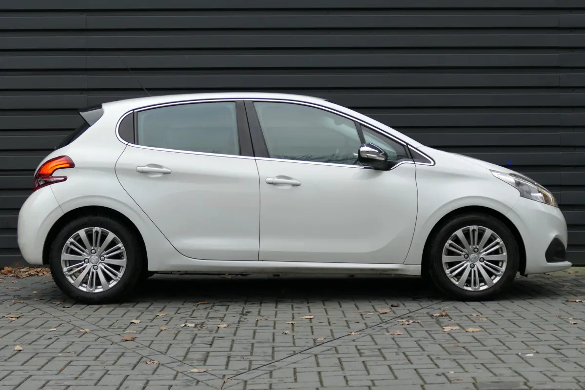 1.2 PURETECH 82PK 5-DRS ALLURE / NAVI / CLIMA / LED / PDC / 16"LMV / BLUETOOTH / CRUISECONTROL / SCHITTERENDE STAAT !!