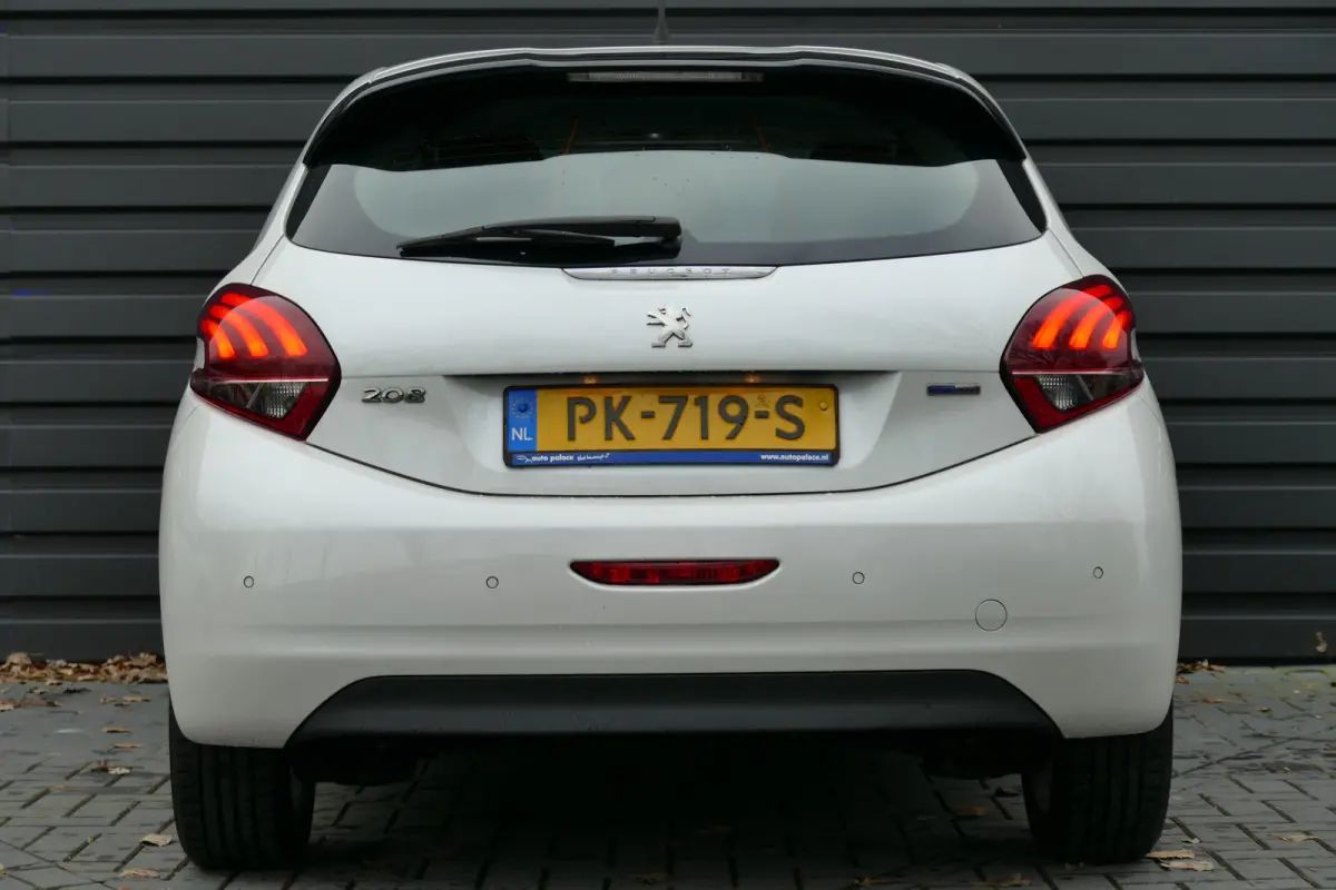 1.2 PURETECH 82PK 5-DRS ALLURE / NAVI / CLIMA / LED / PDC / 16"LMV / BLUETOOTH / CRUISECONTROL / SCHITTERENDE STAAT !!