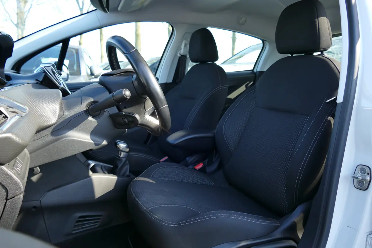 1.2 PURETECH 82PK 5-DRS ALLURE / NAVI / CLIMA / LED / PDC / 16"LMV / BLUETOOTH / CRUISECONTROL / SCHITTERENDE STAAT !!