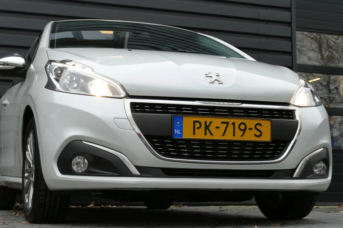 1.2 PURETECH 82PK 5-DRS ALLURE / NAVI / CLIMA / LED / PDC / 16"LMV / BLUETOOTH / CRUISECONTROL / SCHITTERENDE STAAT !!