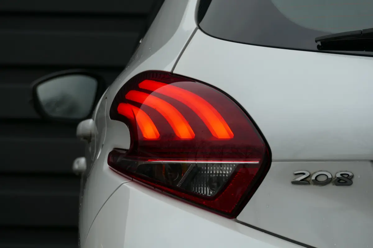 1.2 PURETECH 82PK 5-DRS ALLURE / NAVI / CLIMA / LED / PDC / 16"LMV / BLUETOOTH / CRUISECONTROL / SCHITTERENDE STAAT !!