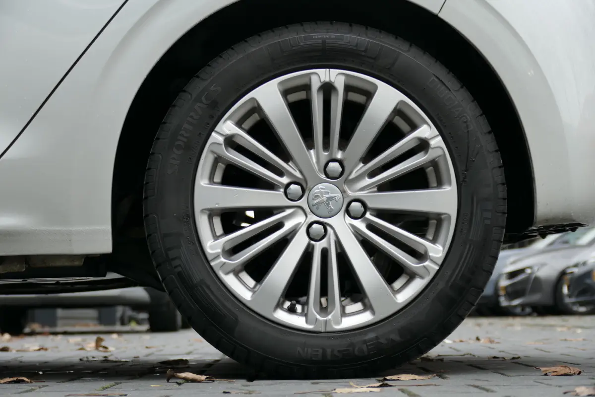 1.2 PURETECH 82PK 5-DRS ALLURE / NAVI / CLIMA / LED / PDC / 16"LMV / BLUETOOTH / CRUISECONTROL / SCHITTERENDE STAAT !!