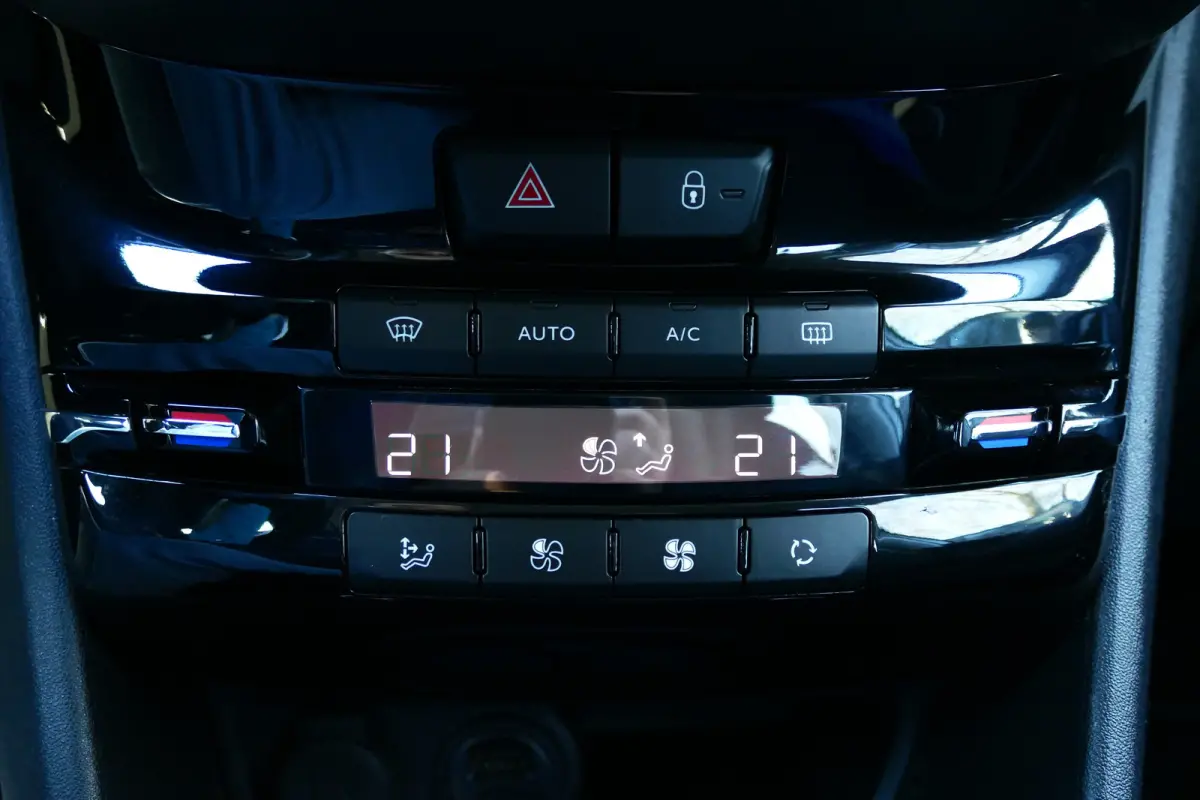 1.2 PURETECH 82PK 5-DRS ALLURE / NAVI / CLIMA / LED / PDC / 16"LMV / BLUETOOTH / CRUISECONTROL / SCHITTERENDE STAAT !!