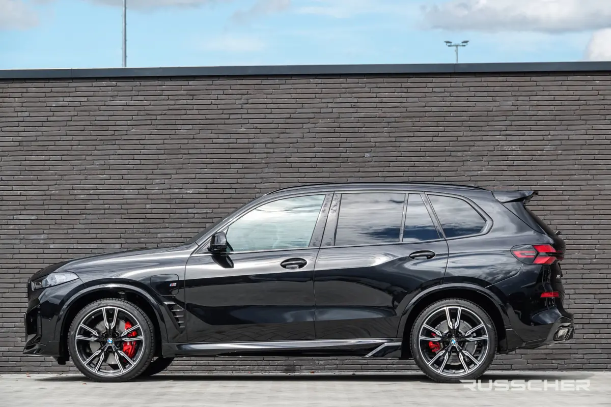 xDrive50e 490Pk X-Drive | M-Sport Pro | M Perfomance | Shadowline | Luchtvering | Panoramadak | 360° Camera | Harman-Kardon | Head Up Display | Trekhaak | 22''