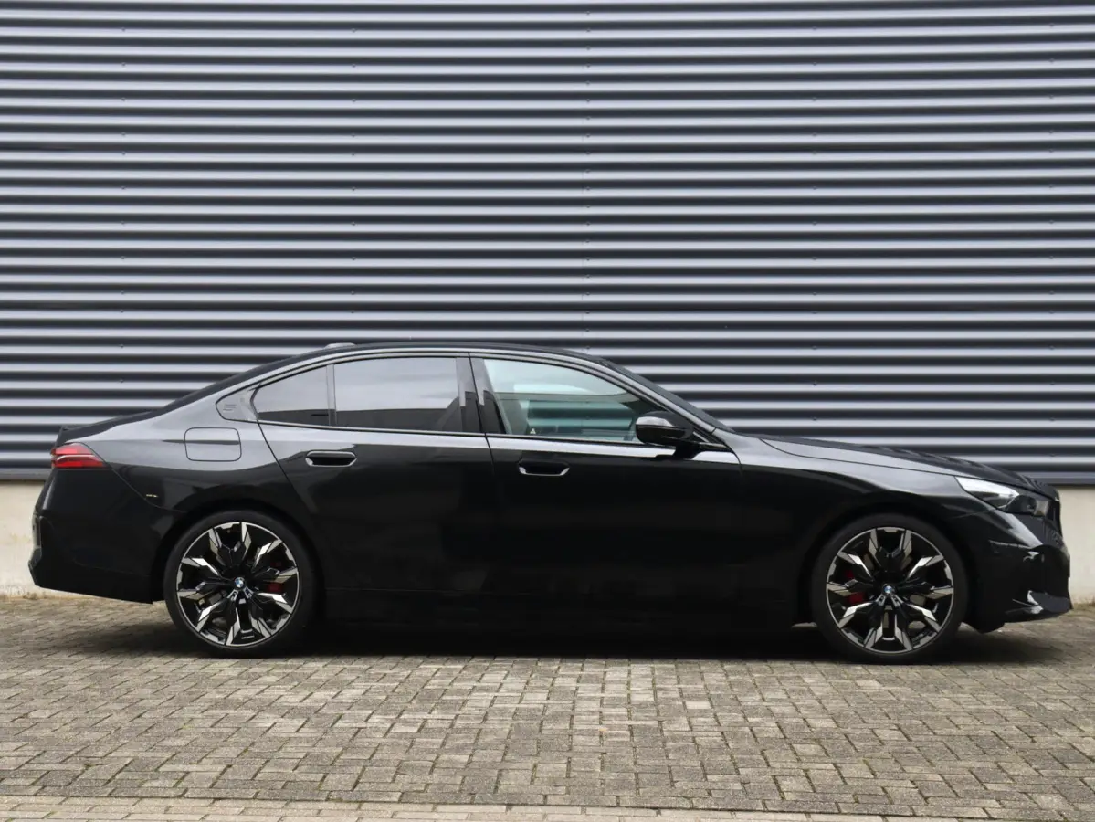 550e xDrive | M Sportpakket Pro | Innovation Pack | Panodak | Adaptief Onderstel Prof. | Driving Assistant | Harman Kardon | Getint Glas | SOH 100% | 21'' LMV