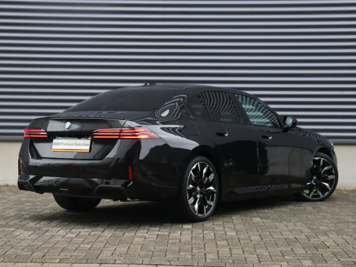 550e xDrive | M Sportpakket Pro | Innovation Pack | Panodak | Adaptief Onderstel Prof. | Driving Assistant | Harman Kardon | Getint Glas | SOH 100% | 21'' LMV