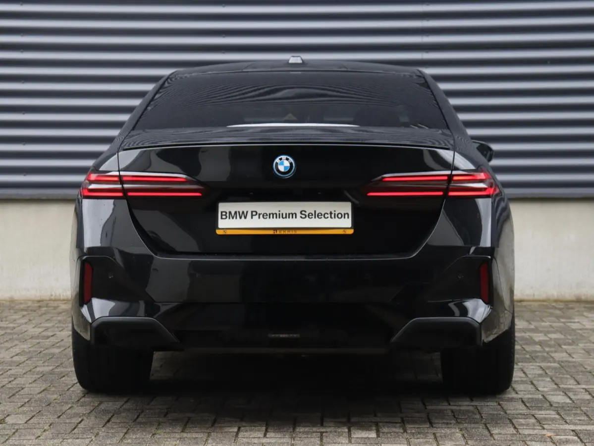 550e xDrive | M Sportpakket Pro | Innovation Pack | Panodak | Adaptief Onderstel Prof. | Driving Assistant | Harman Kardon | Getint Glas | SOH 100% | 21'' LMV