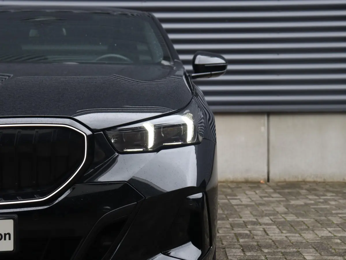 550e xDrive | M Sportpakket Pro | Innovation Pack | Panodak | Adaptief Onderstel Prof. | Driving Assistant | Harman Kardon | Getint Glas | SOH 100% | 21'' LMV