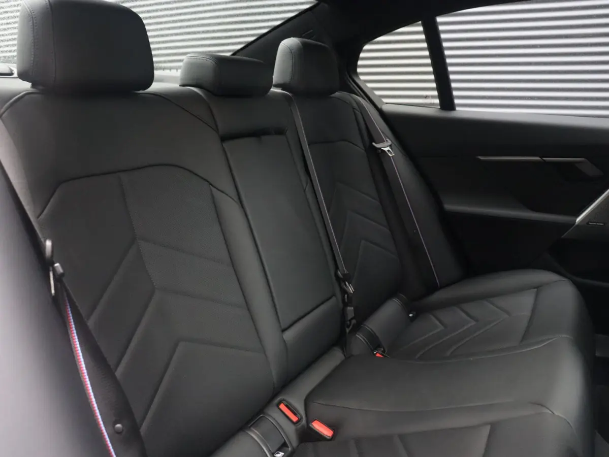 550e xDrive | M Sportpakket Pro | Innovation Pack | Panodak | Adaptief Onderstel Prof. | Driving Assistant | Harman Kardon | Getint Glas | SOH 100% | 21'' LMV
