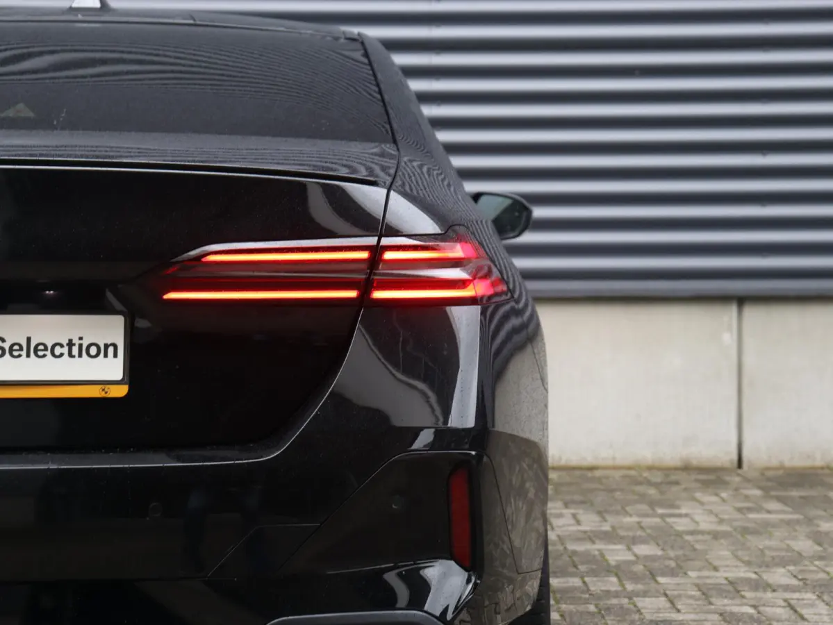550e xDrive | M Sportpakket Pro | Innovation Pack | Panodak | Adaptief Onderstel Prof. | Driving Assistant | Harman Kardon | Getint Glas | SOH 100% | 21'' LMV