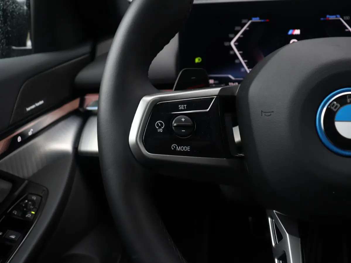 550e xDrive | M Sportpakket Pro | Innovation Pack | Panodak | Adaptief Onderstel Prof. | Driving Assistant | Harman Kardon | Getint Glas | SOH 100% | 21'' LMV