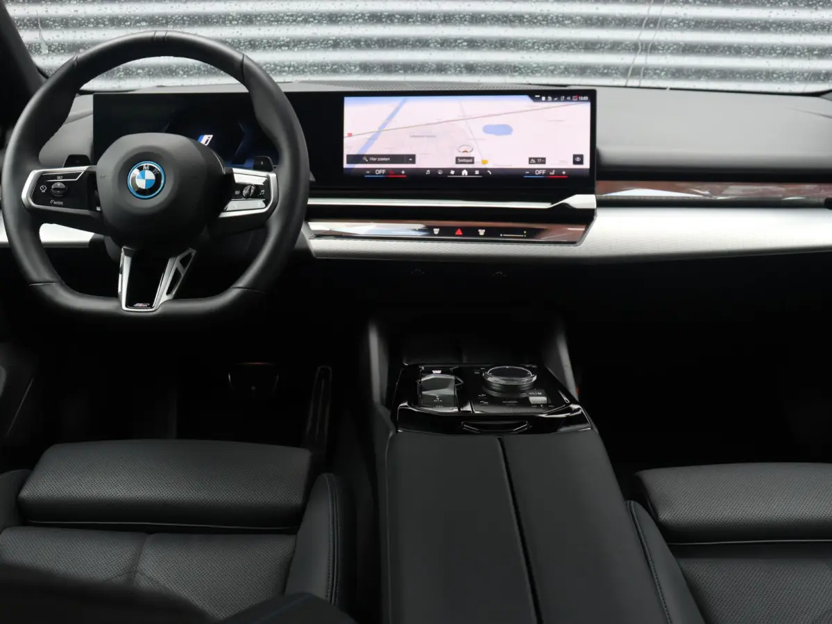 550e xDrive | M Sportpakket Pro | Innovation Pack | Panodak | Adaptief Onderstel Prof. | Driving Assistant | Harman Kardon | Getint Glas | SOH 100% | 21'' LMV