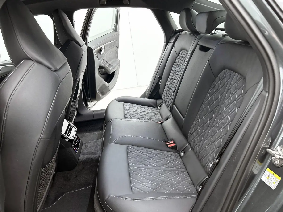 2.0 e-hybrid quattro S-Line 299 PK | Navigatie | Vierwielbesturing | Stoelverwarming | Tech plus | Optiek Pakket Zwart | Audi drive select | Memory Seats | Comfortpakket | Adaptive cruise co