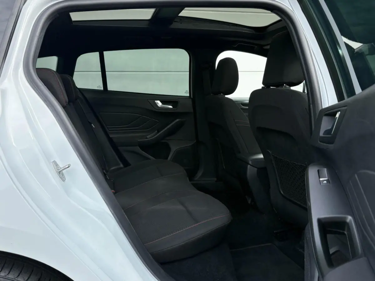 1.0 EcoBoost Hybrid 125pk ST Line | Panoramadak | Groot scherm navigatie | Winterpakket
