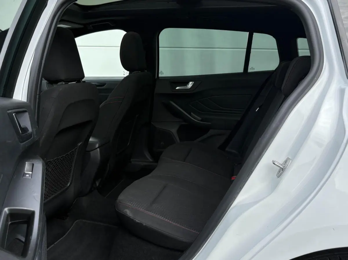 1.0 EcoBoost Hybrid 125pk ST Line | Panoramadak | Groot scherm navigatie | Winterpakket