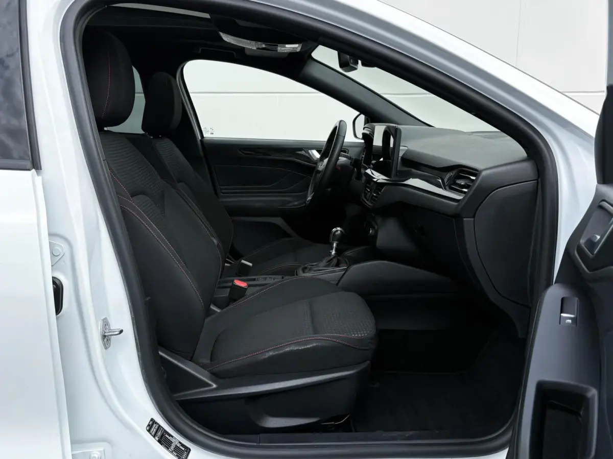 1.0 EcoBoost Hybrid 125pk ST Line | Panoramadak | Groot scherm navigatie | Winterpakket