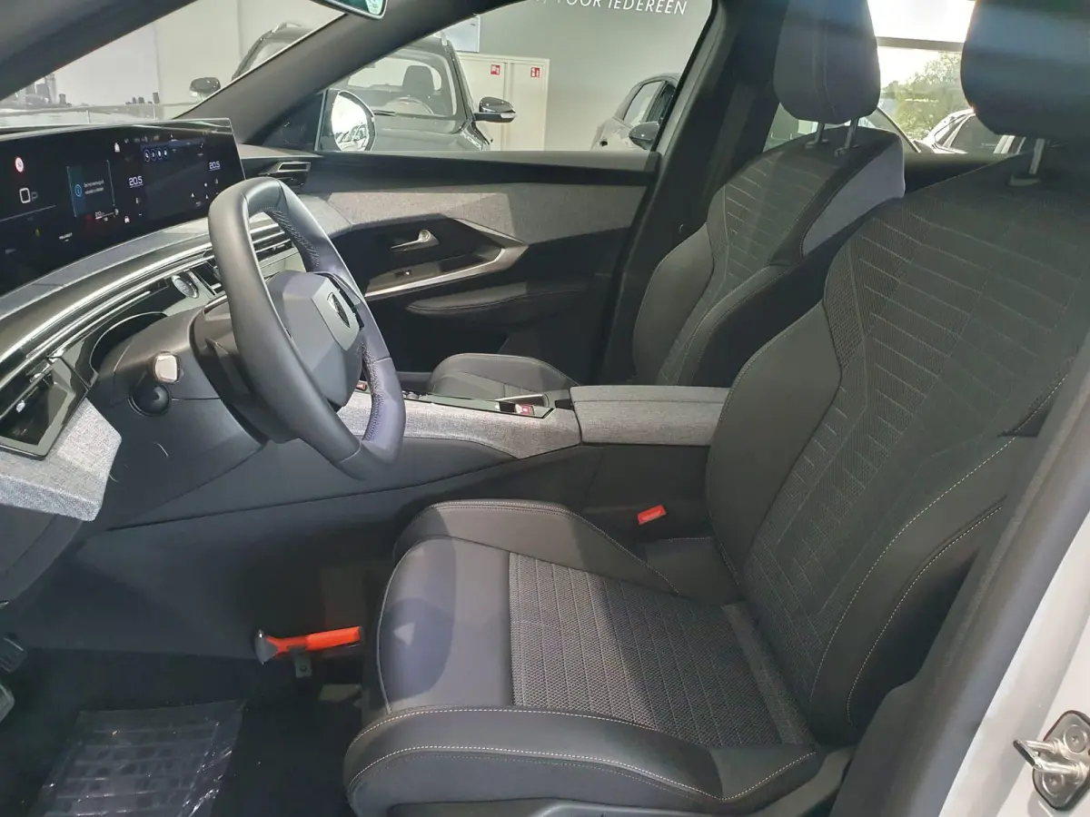 1.2 Hybrid 136 Allure | Automaat | Navi | Camera | Dodehoek detectie | Cruise control adaptief |