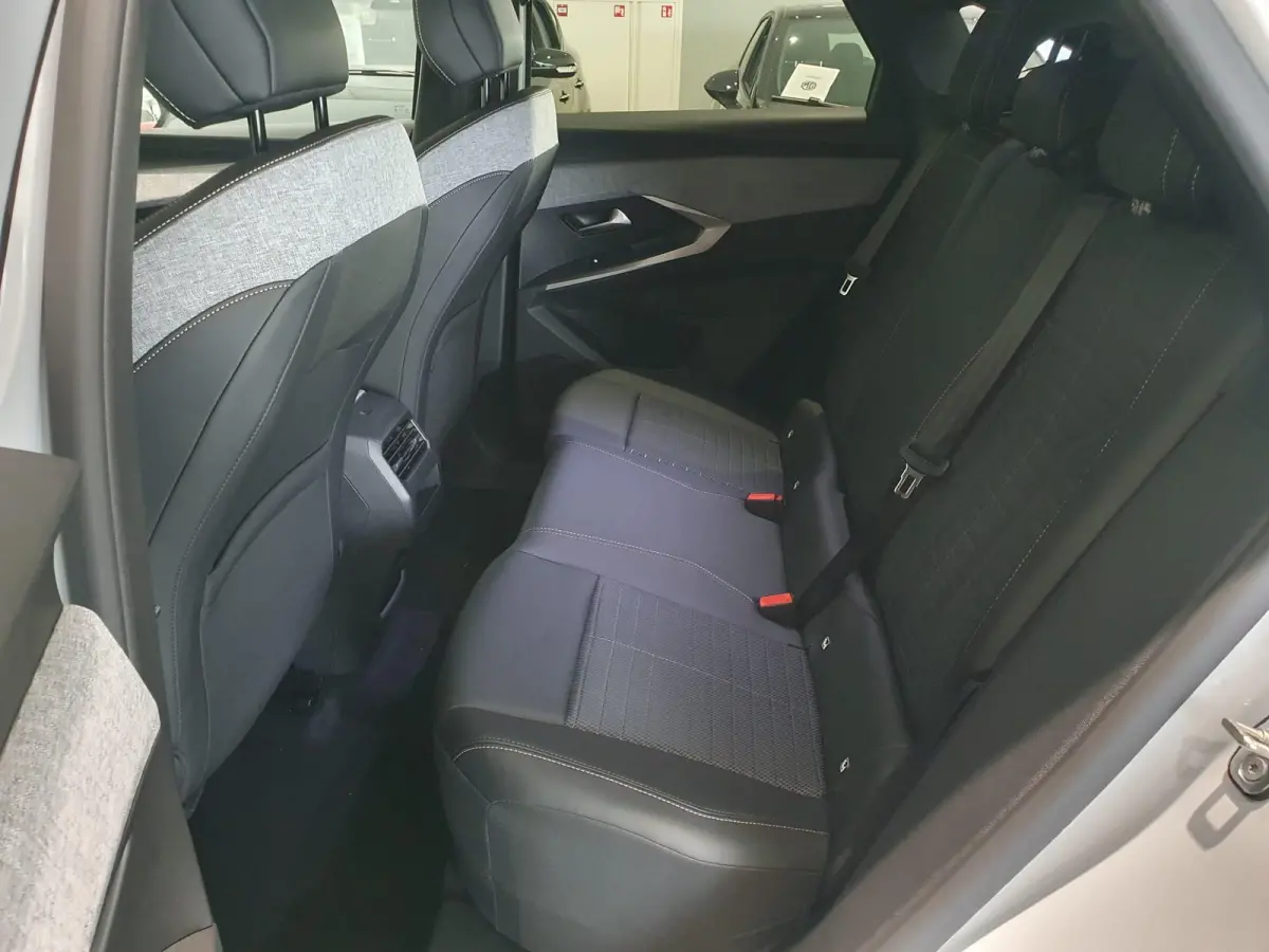 1.2 Hybrid 136 Allure | Automaat | Navi | Camera | Dodehoek detectie | Cruise control adaptief |