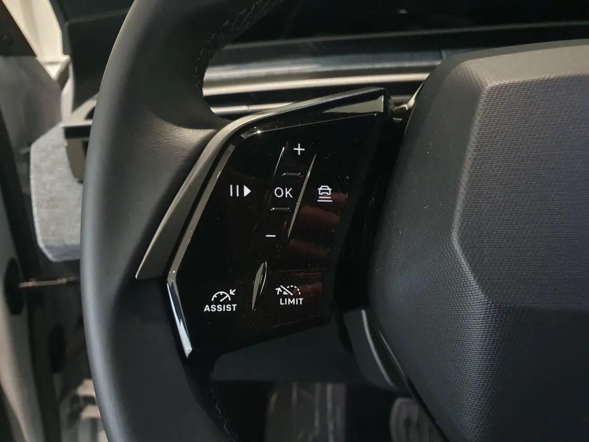 1.2 Hybrid 136 Allure | Automaat | Navi | Camera | Dodehoek detectie | Cruise control adaptief |